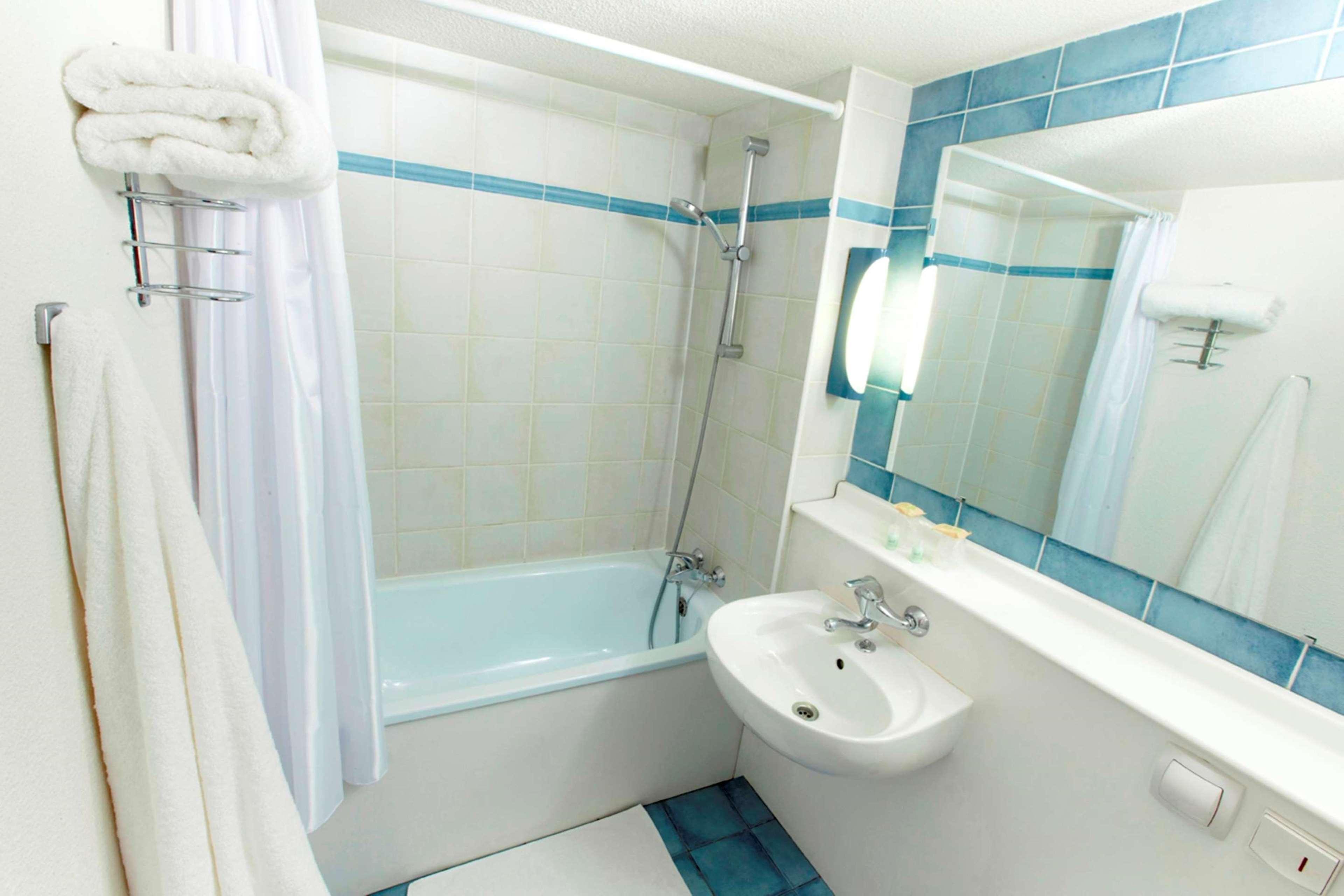 Campanile Calais Hotel Стая снимка